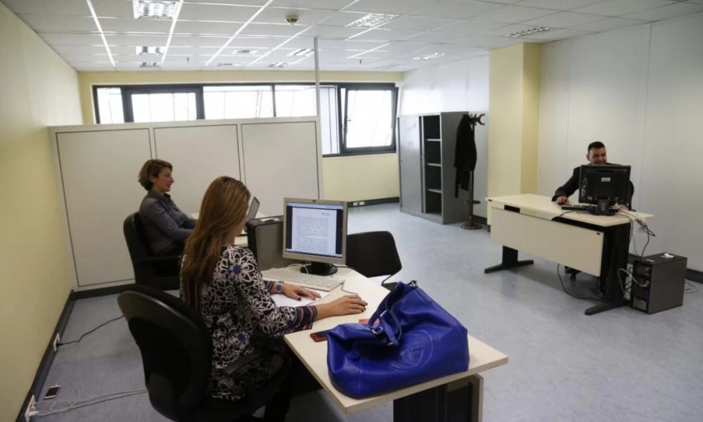 Πιάνουν δουλειά από Δευτέρα οι δημόσιοι υπάλληλοι - Επιστρέφουν στα πόστα τους